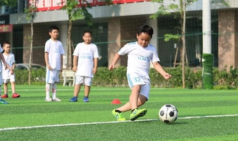 Chinh Phục Sân Cỏ: Giáo Trình Dạy Kỹ Thuật Bóng Đá Cho Trẻ Em 2 Dạy bóng đá cho trẻ em cần phải theo giáo trình