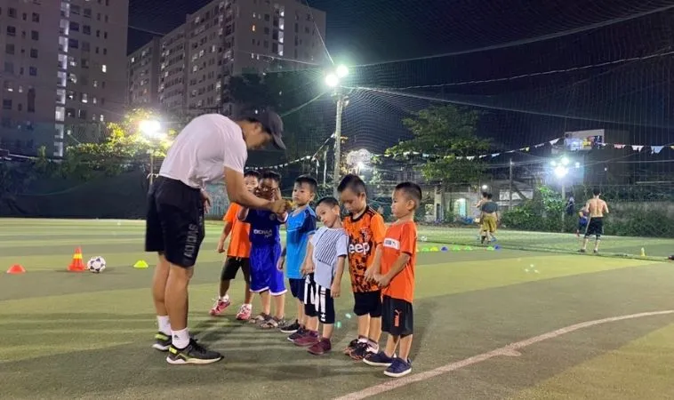 Chinh Phục Sân Cỏ: Giáo Trình Dạy Kỹ Thuật Bóng Đá Cho Trẻ Em 1 Giáo Trình Dạy Kỹ Thuật Bóng Đá Cho Trẻ Em