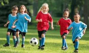 Cho Trẻ Chơi Bóng Đá: Bí Quyết Vàng Để Trẻ Phát Triển Toàn Diện 6 Lợi ích cho trẻ chơi bóng đá